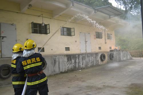 海峽科化龍巖三家單位聯(lián)合舉行民爆物品儲存反恐怖（縱火）應急預案演練。兼職消防人員撲滅倉庫火��?��?葉莉攝[2].jpg