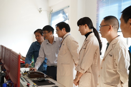 葉莉：吳彩洪董事長(cháng)到龍巖分公司調研。圖為深入江山乳二車(chē)間試驗線(xiàn)中控室查看，與技術(shù)方負責人親切交��?[2].jpg