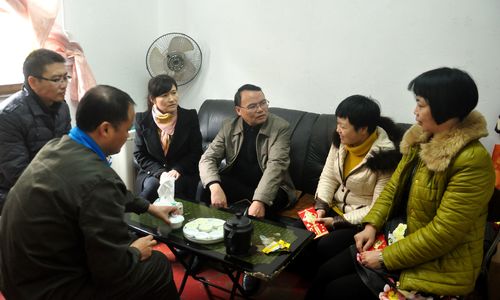 機電控股集團陳伯煒副總一行節前深入?？朴来悍止疚繂?wèn)患病職工。(陳宏金)[2].jpg