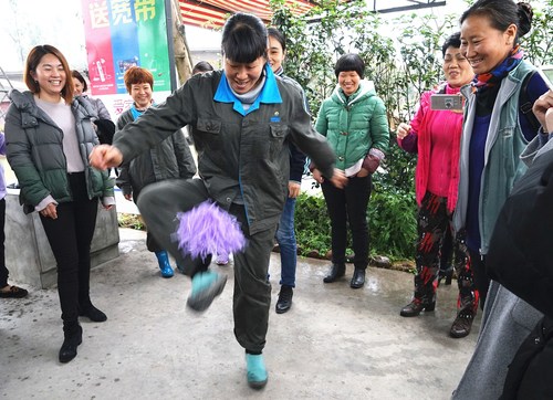 葉莉：龍巖分公司女工委開(kāi)展三八節戶(hù)外活動(dòng)。圖為踢毽子比賽。[2].jpg