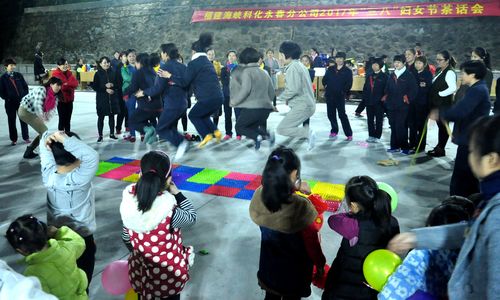 永春分公司三八節活動(dòng)：光腳跳“指壓板”。（陳宏金）[3].jpg