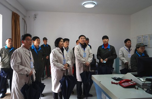省國資委第二外派監事會(huì )主席林志坤到海峽科化龍巖分公司調研。圖為調研組深入車(chē)間監控室。葉莉攝[3].jpg