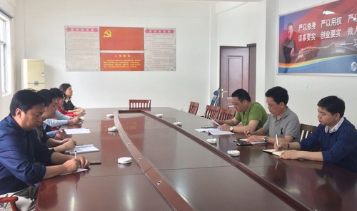 顏總主持銷(xiāo)售座談會(huì ).jpg