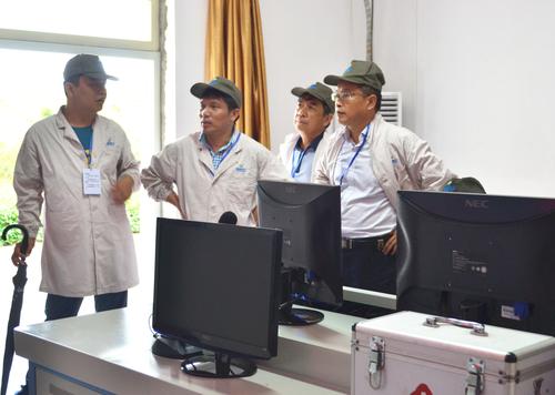 河北國防科工局副局長(cháng)趙勛一行到海峽科化龍巖分公司交流指導分公司。圖為民爆考察團分組到一線(xiàn)車(chē)間參觀(guān)指導2.蘇艷麗 攝.jpg