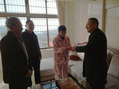 蘇艷麗：龍巖市安監局調研員張炳輝、工會(huì )主席陳雁昌及龍巖分公司黨委書(shū)記、工會(huì )主席熊林輝慰問(wèn)困難職工 .jpg
