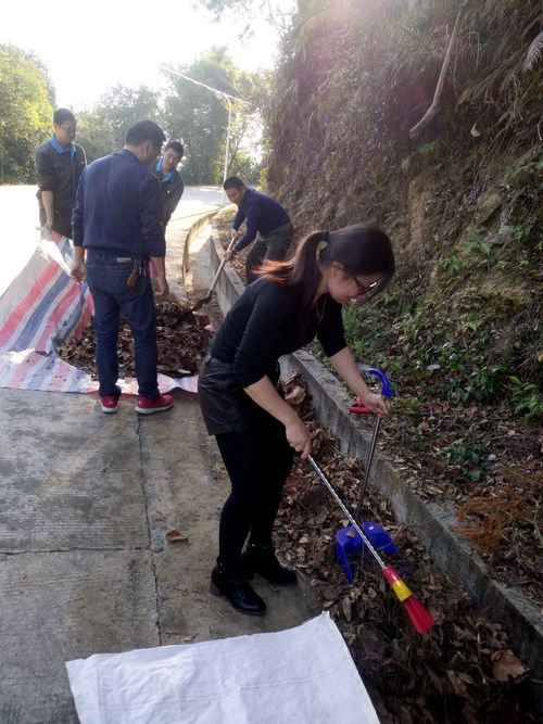劉敏：永春分公司黨委組織全體黨員清理防洪溝。.jpg