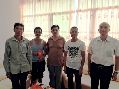 公司領(lǐng)導走訪(fǎng)慰問(wèn)困難職工—鄭強.jpg
