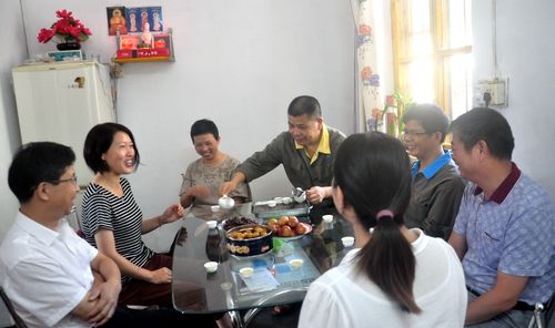 陳宏金：?？乒矩攧?wù)總監于欽華一行到永春分公司慰問(wèn)困難職工。.jpg