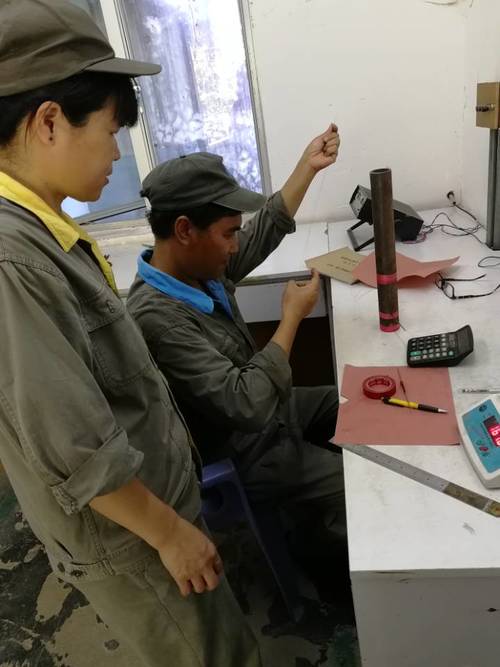 圖為技術(shù)人員對該批試驗品進(jìn)行試爆檢測.jpg