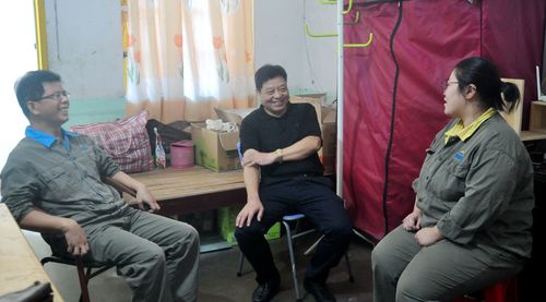 陳宏金：公司張賢鋒副總慰問(wèn)永春分公司困難職工吳玲玲。.jpg