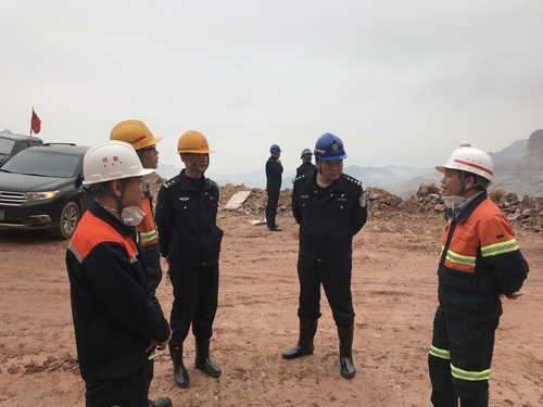 張朝峰-龍巖市公安局槍爆大隊大隊長(cháng)陳忠陽(yáng)一行到富興建設上杭分公司調研數碼電子雷管使用情況2.jpg