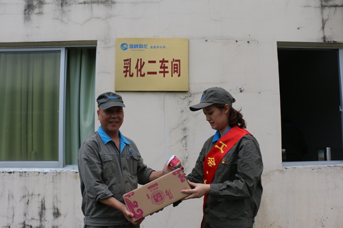 張力燕：龍巖分公司女工委組織女工黨員開(kāi)展“戰高溫、防酷暑、保安全”送清涼活動(dòng)1.jpg