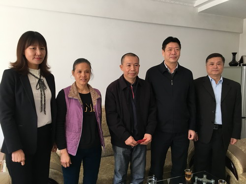 蘇艷麗：省機電控股公司黨委委員、紀委書(shū)記林心鑾一行到龍巖分公司慰問(wèn)困難職工_調整大小.jpg
