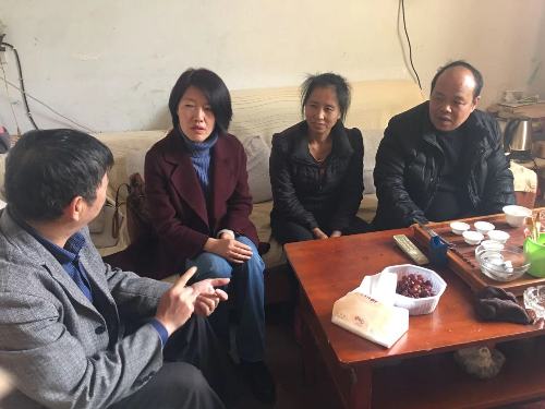 黃雪嬌 于總監國慰問(wèn)困難職工.jpg