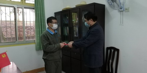 彩洪董事長(cháng)慰問(wèn)烽林先進(jìn)個(gè)人_調整大小.jpg