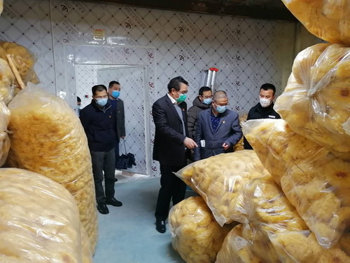 黃春生 ?？朴来?海峽科化公司黨委書(shū)記、董事長(cháng)吳彩洪一行看望慰問(wèn)駐山頭頂村第一書(shū)記黃春生1_調整大小.jpg