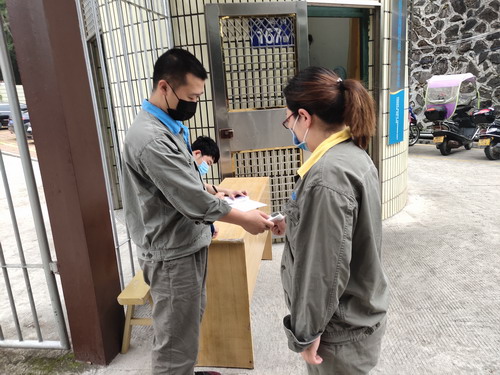 （采用）劉敏 當好“守門(mén)員”青年志愿者小劉、小潘為上班職工測量體溫_調整大小.jpg