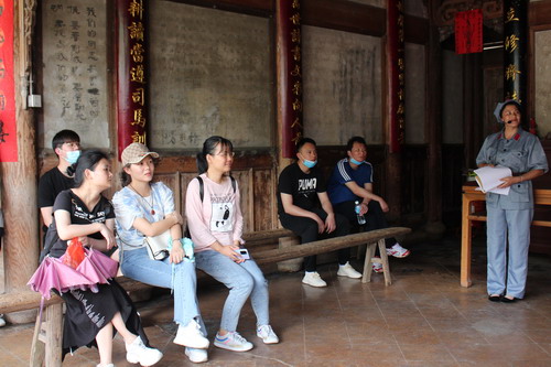 團員青年在觀(guān)看紅軍博物館發(fā)展史_調整大小.JPG