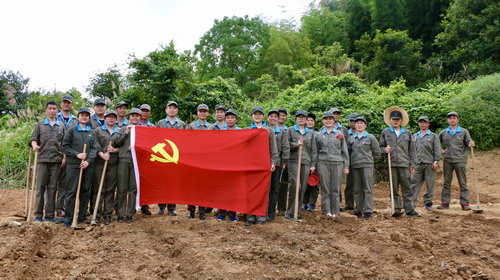 （建議采用）吳瑤：龍巖分公司開(kāi)展“種植希望、美化廠(chǎng)區”主題黨日活動(dòng)_調整大小.jpg