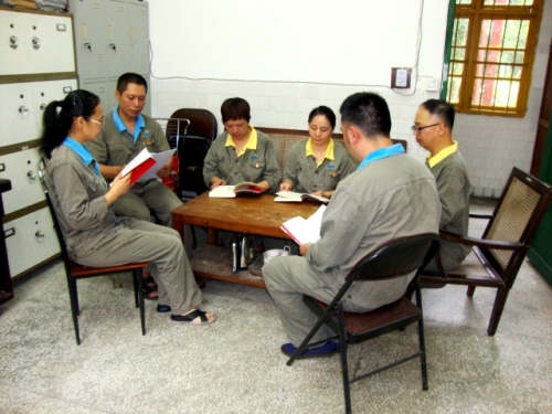 （一）導爆支部開(kāi)展研討活動(dòng).JPG
