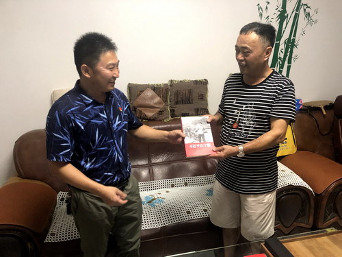 盧春雨（圖）福安分公司：“七一”慰問(wèn)老黨�?黨情關(guān)懷暖人心_調整大小.jpg