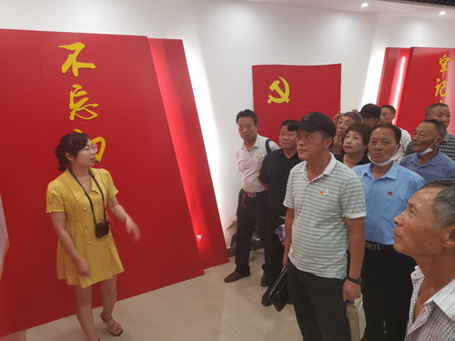 永安分公司荊東杰：黨員同志在參觀(guān)紀念館（1）_調整大小.jpg