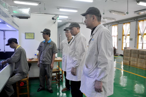 （建議采用）陳玉�?機電（控股）公司黨委委員、副總經(jīng)理陳伯煒一行深入電子雷管生產(chǎn)線(xiàn)檢查_(kāi)調整大小.JPG