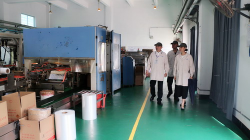 （建議采用）吳瑤：省機電控股公司黨委委員、副總經(jīng)理陳伯煒深入龍巖分公司乳化一車(chē)間開(kāi)展安全檢查_(kāi)調整大小.jpg