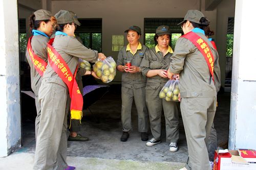 陳宏金：福安分公司工會(huì )、女工委到生產(chǎn)一線(xiàn)為職工送清涼�?.jpg