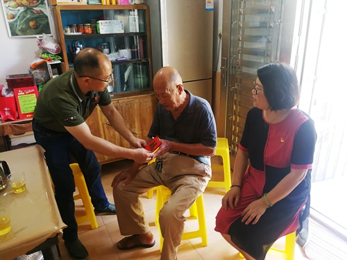 （建議采用）永安分公司鄭若男：永安分公司領(lǐng)導慰問(wèn)65年黨齡老黨�?3).jpg