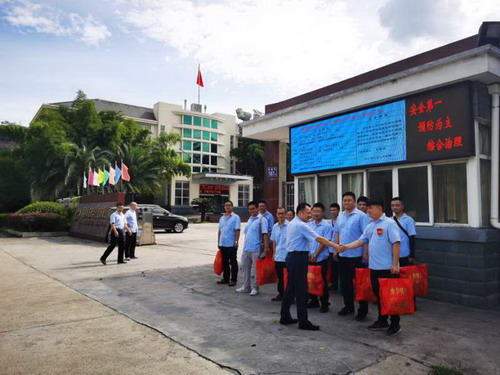 永安雙華公司李維德：永安雙華公司工會(huì )積極開(kāi)展夏季“送清涼、保安全”活動(dòng)_調整大小.jpg