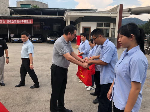 永安雙華公司吳泉艷：海峽科化黨委書(shū)記、董事長(cháng)吳彩洪為雙華公司員工送清涼現場(chǎng)_調整大小.jpg
