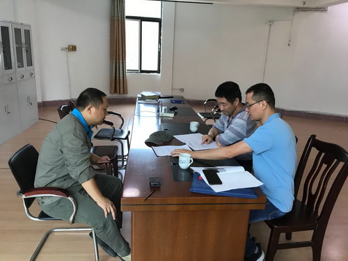 永安分公司徐建：檢查組在查閱內頁(yè)資料（1）_調整大小.jpg