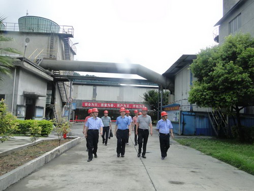 永安雙華公司鄧焱珍：省機電控股公司黨委書(shū)記、董事長(cháng)王會(huì )錦查看現�?_調整大小.JPG
