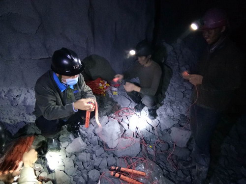 唐文 技術(shù)人員手把手地指導作業(yè)人員制作起爆藥�?_調整大小.jpg