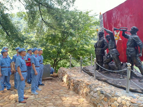永安分公司劉卿云：支部黨員在參觀(guān)紅軍渡江戰役烈士群雕_調整大小.jpg