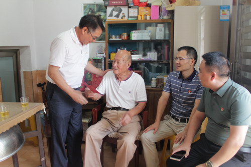 永安分公司鄭若男：海峽科化黨委書(shū)記、董事長(cháng)吳彩洪到永安分公司慰問(wèn)離休干�?(4)_調整大小.jpg