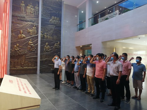 ?？朴来?劉敏 永春分公司開(kāi)展“銘記歷史，砥礪前行”紀念抗戰勝�?5周年主題黨日教育活動(dòng)  重溫入黨誓詞_調整大小.jpg