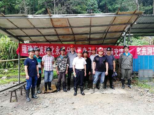 （調整建議采用）?？朴来?李南�?永春分公司電子雷管推廣小組到邵武片區召開(kāi)為期兩天的電子雷管現場(chǎng)交流會(huì ) ( 洛田熒石礦現場(chǎng)指導小斷面爆破作業(yè)).jpg