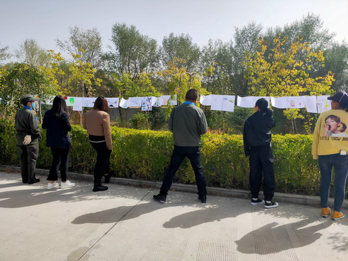 青海海西東諾化工有限公司在生產(chǎn)車(chē)間舉辦“質(zhì)量月”職工漫畫(huà)展現場(chǎng)_調整大小.jpg