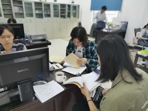 劉娟莉：圖為檢查組對分公司財務(wù)部進(jìn)行檢查_(kāi)調整大小.jpg