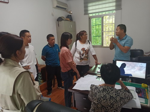 永安分公司劉卿云：燕南街道指導人員與分公司工作人員在進(jìn)行問(wèn)題反饋交流_調整大小.jpg