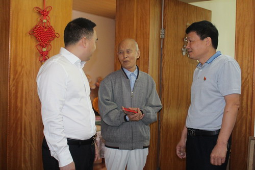 永安分公司鄭若男：海峽科化公司黨委委員、紀委書(shū)記何浦寨到永安分公司慰問(wèn)60年以上黨齡老黨�?(3)_調整大小.JPG