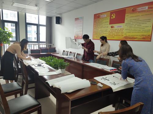 ?？剖∶?#65533;?劉敏 省民爆公司工會(huì )開(kāi)展“習言習語(yǔ) 學(xué)思踐悟”獻墨活�?_調整大小.jpg