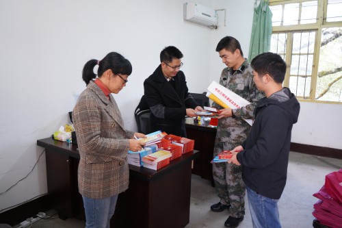 格式工廠(chǎng)烽林黃建新：資料發(fā)放現場(chǎng).jpg