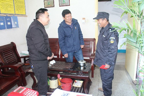 永安分公司賴(lài)寶祿：海峽科化公司黨委委員、紀委書(shū)記何浦寨到永安分公司慰問(wèn)“一對一結對幫扶”困難員工~1.jpg
