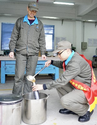 葉莉：龍巖分公司機關(guān)后勤黨支部黨員手工熬制姜湯送往洞庫、車(chē)間等地~1.jpg