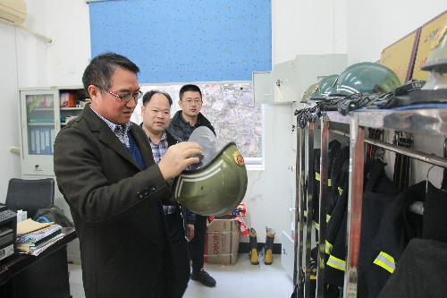 黃曉志：圖為吳書(shū)記查看分公司微型消防站建設管理工作~1.jpg
