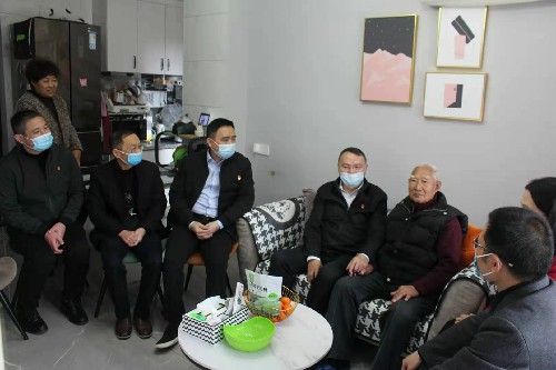 永安分公司l賴(lài)寶祿：省機電控股公司黨委委員、副總經(jīng)理陳伯煒到永安分公司走訪(fǎng)慰問(wèn)離休干部和困難職�?(2)~1.jpg