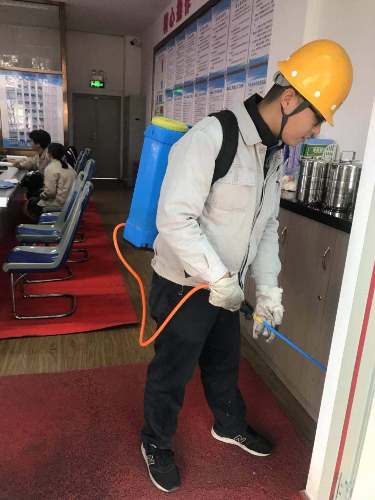 正月初一一線(xiàn)員工王瑾堅持疫情防控做好生產(chǎn)區域的消毒消殺工作(改）.jpg